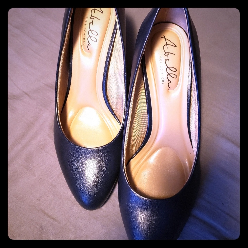 Navy heels